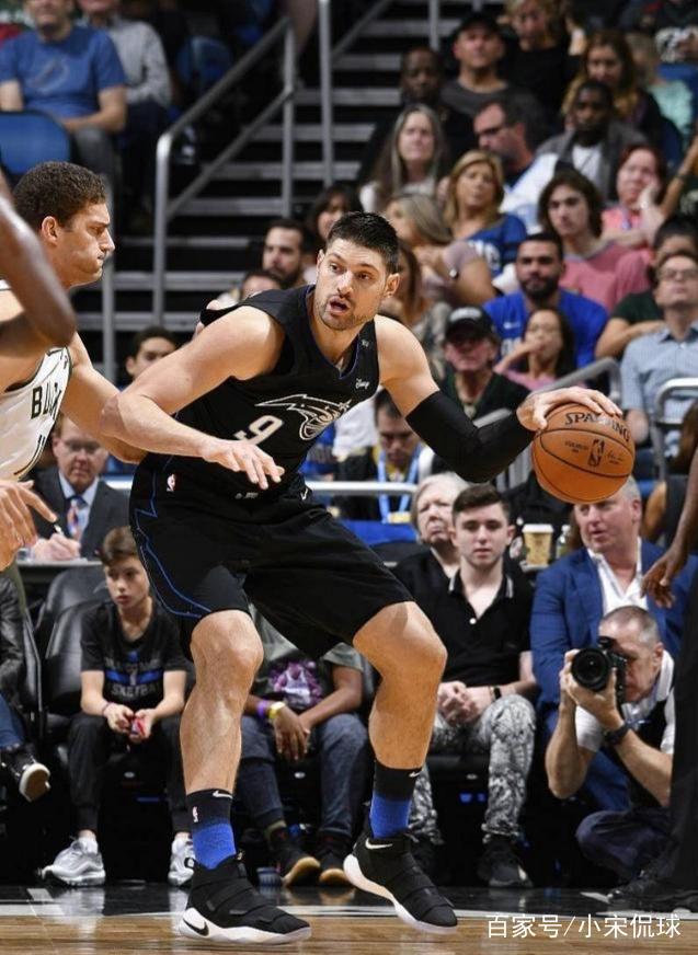 显示出她在 显示出她在